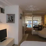 Singel 100 Bed & Breakfast
